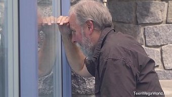 Genç (18+)...